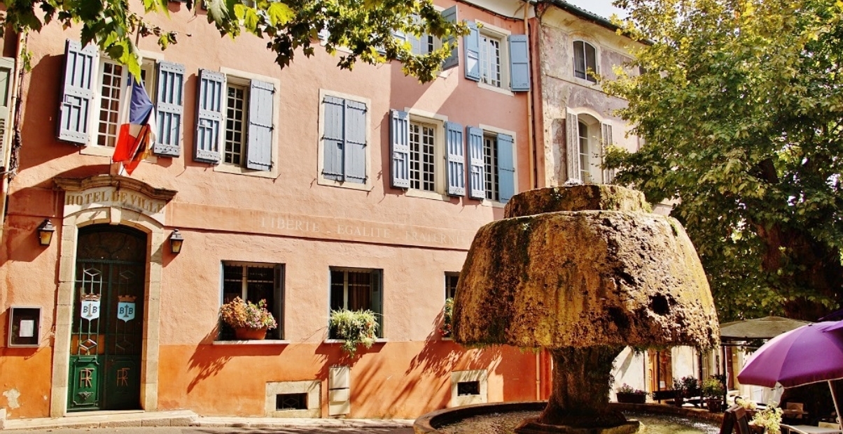 Photo de la place du village de Barjols avec sa mairie et sa fontaine