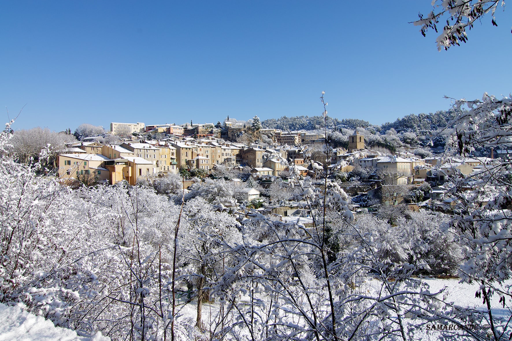 Paysage d'un village de provence sous la neige